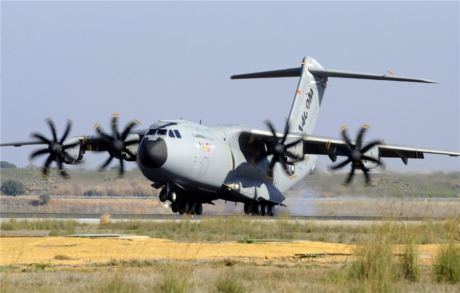 L'avion de transport Airbus A400M lors de son premier vol à Séville, en Espagne, le 11 décembre 2009. La charge utile maximale de cet avion est de 37 tonnes, et son rayon d'action maximal est de 9 000 kilomètres. Airbus devrait livrer le premier avion de ce type en 2013.