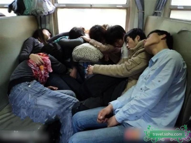 Fête du printemps : dr?le de positions pour dormir en train au pic d'affluence en Chine  (3)