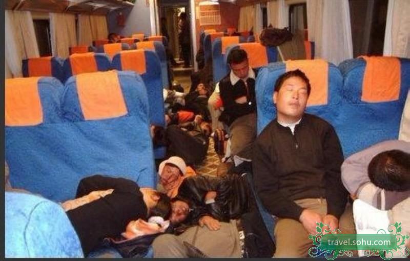 Fête du printemps : dr?le de positions pour dormir en train au pic d'affluence en Chine  (10)