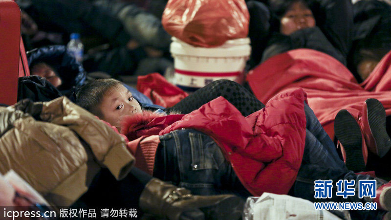 Fête du printemps : dr?le de positions pour dormir en train au pic d'affluence en Chine  (14)