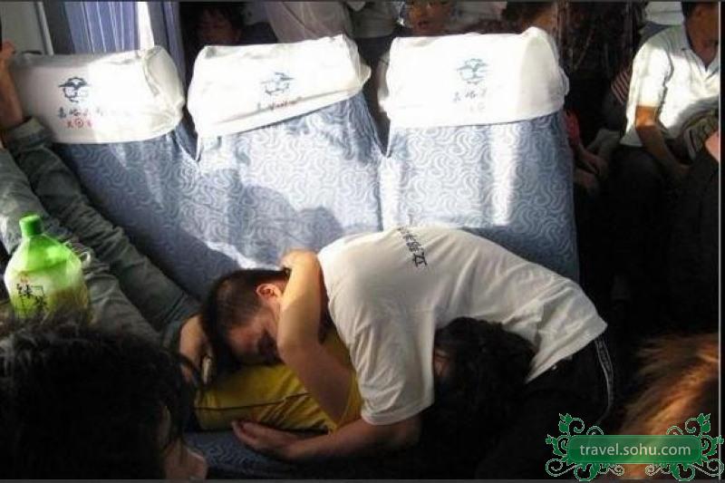 Fête du printemps : dr?le de positions pour dormir en train au pic d'affluence en Chine  (7)