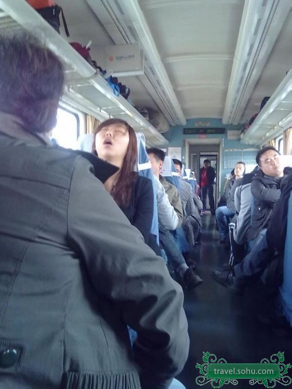 Fête du printemps : dr?le de positions pour dormir en train au pic d'affluence en Chine  (2)