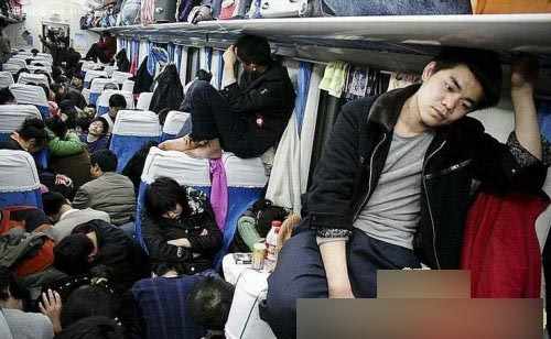 Fête du printemps : dr?le de positions pour dormir en train au pic d'affluence en Chine  (8)