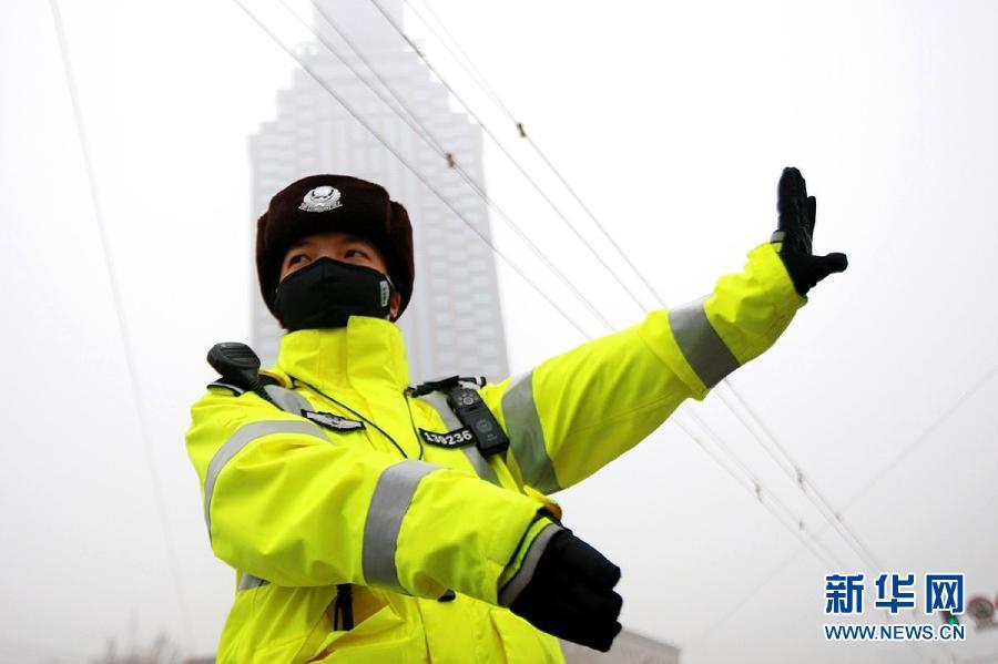 La police de la circulation routière de porte des masques protecteurs