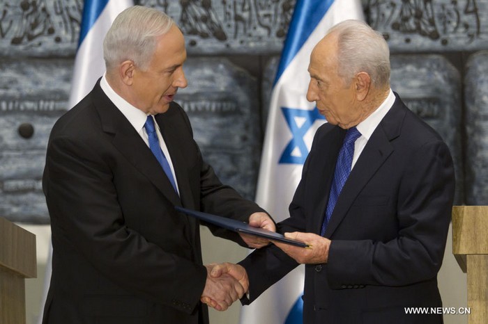 Shimon Peres (D) rencontre Benjamin Netanyahu (G) dans sa résidence officielle à Jérusalem, le 2 février 2013.