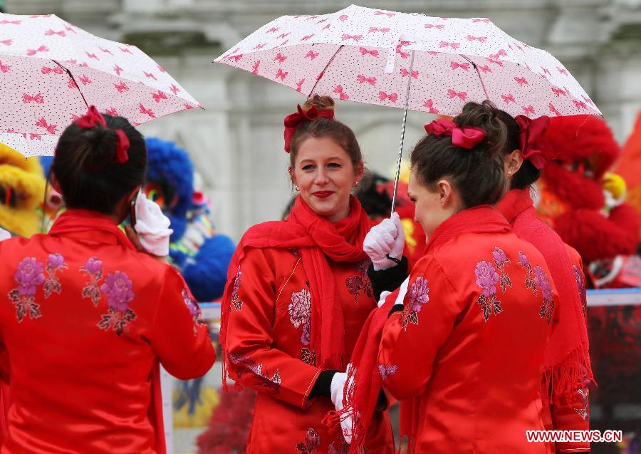 Les ressortissants chinois à Paris organisent leur premier défilé pour fêter l'Année du Serpent (6)