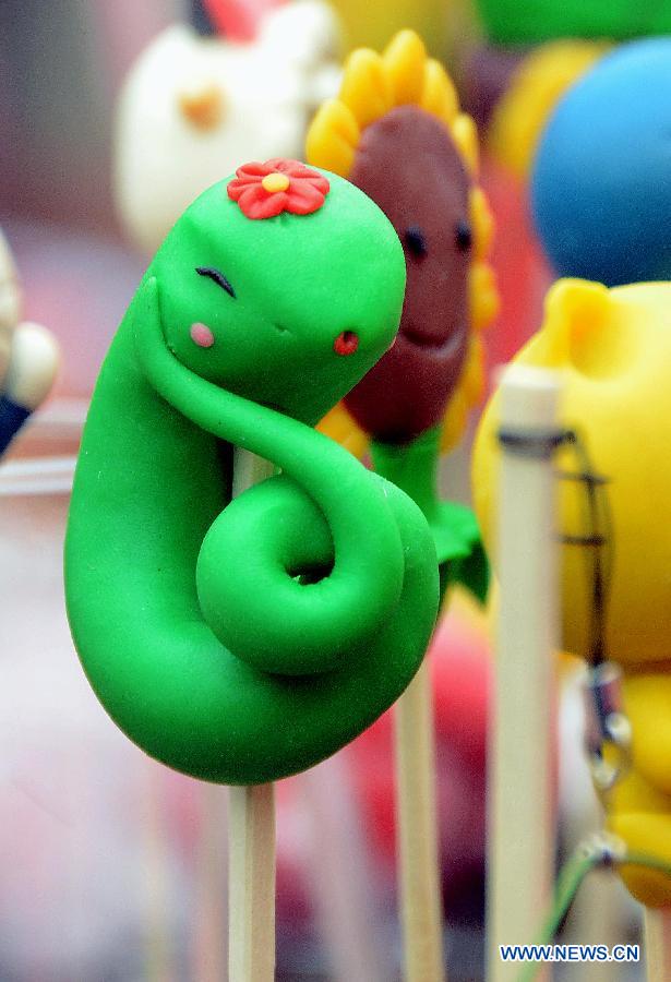 Photo prise le 10 février 2013 montrant une figurine de serpent réalisée en pate lors d'une foire de temple à Zhengzhou, capitale de la province du Henan (centre de la Chine)