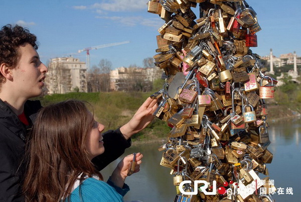 Cadenas d'amour accrochés d'un pont à Verona en Italie