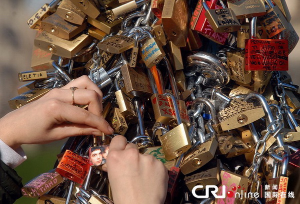 Cadenas d'amour accrochés d'un pont à Verona en Italie