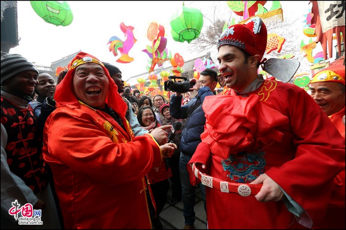 Les étrangers célèbrent la Fête du Printemps