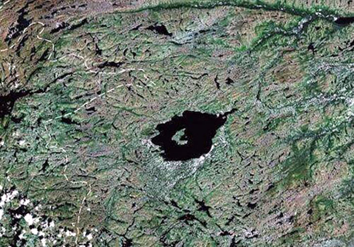 Le cratère de Mistastin est un cratère météoritique situé au Canada dans la région du Labrador, qui contient le lac circulaire Mistastin, d'une superficie de 124 km2. Il y a une ?le au mileu du lac, qui serait le relief de la structure compliqué du cratère météoritique.