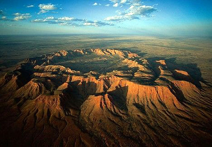 Le cratère de Gosses Bluff, situé dans le Territoire du Nord en plein c?ur de l'Australie, fut créé il y a 142 millions d'années par l'impact d'une comète ou d'un astéro?de sur la Terre à la vitesse de 40 km/s. L'énergie produite est égale à celle dégagée par l'explosion de 22 000 mégatonnes de TNT. Cet impact a formé ce cratère d'un diamètre de 24 km.