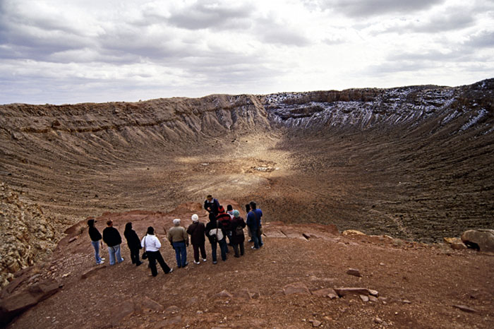 Le cratère de météorite de Barringer aux états-Unis, créé par l'impact d'une météorite ferreuse mesurant de 46 mètres de diamètre et pesant des dizaines de milliers de tonnes. Il s'agit du cratère de météorite le mieux conservé. Cet impact a produit une énergie égale à celle dégagée par l'explosion de 20 millions de tonnes de TNT. Avec un diamètre de 1,2 km et une profondeur de 175 mètres, ce cratère est bordé de falaises qui s'élèvent à 45 mètres au dessus du niveau de la plaine avoisinante.