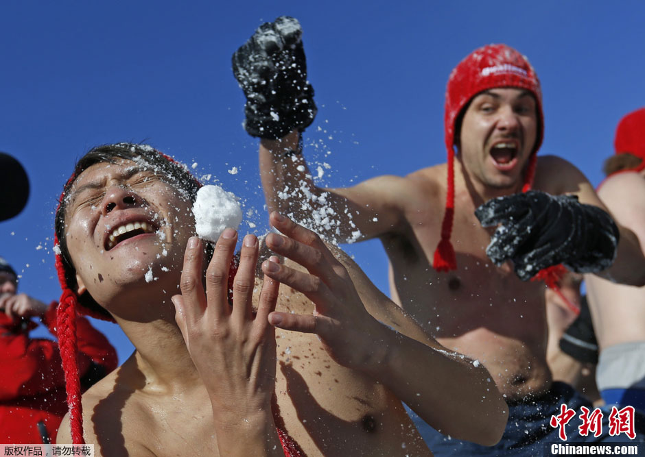 Essayez le bain de neige au Carnaval de Québec (2)