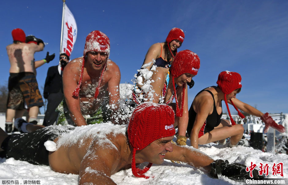 Essayez le bain de neige au Carnaval de Québec