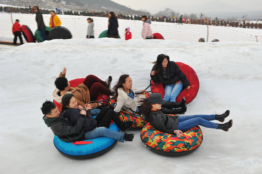 Les touristes go?tent aux plaisirs de la luge dans un parc de ski de Qingzhou, ville de la Province du Shandong, dans l'Est de la Chine, le 13 février 2013. [Photo Wang Jilin / China Daily]