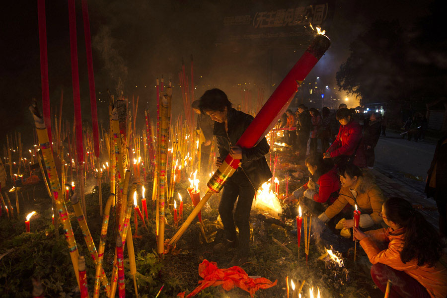 Plus de 10 000 personnes ont afflué vers le parvis d'un temple bouddhiste pour y br?ler des batons d'encens, dans la municipalité de Chongqing, en Chine du Sud-Ouest, dans la nuit du réveillon du Nouvel An chinois, le 9 février 2013. [Photo Yu Xiao / China Daily]