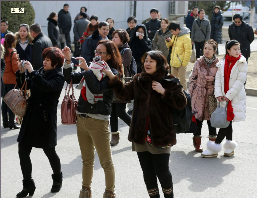 Le 18 février 2013, les parents attendent à l'extérieur de la salle d'examen à l'Académie centrale d'art dramatique. L'école chinoise a organisé un test préliminaire pour ses programmes d'arts, avec notamment le thème ?présentation et performance? pour la télévision, et recrutera 669 élèves dans tout le pays. [China Daily/Feng Yongbin]