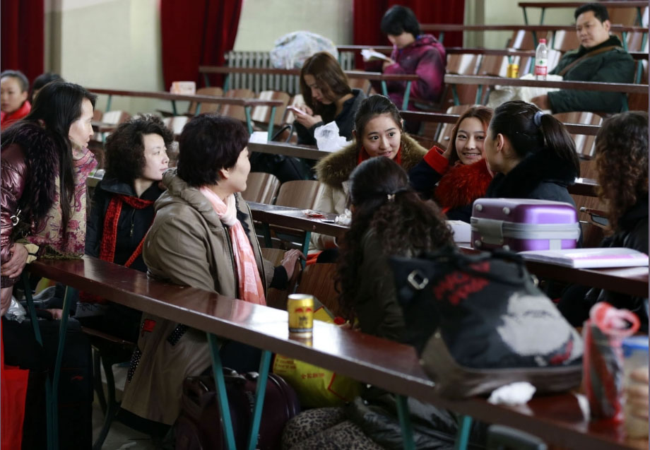 Le 18 février 2013, les candidats et leurs parents en pleine discussion dans la salle d'attente avant le test à l'Académie centrale d'art dramatique. L'école chinoise a organisé une sélection préliminaire pour ses programmes d'arts, avec notamment le thème ?présentation et performance? pour la télévision, et recrutera 669 élèves dans tout le pays. [China Daily/Feng Yongbin]