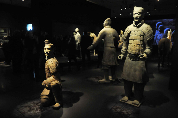 Le 20 février 2013, deux visiteurs admirent des guerriers chinois en terre cuite lors de l'ouverture de l'exposition aux médias, des reliques de la dysnastie chinoise des Qin, dans le Musée américain d'Art asiatique à San Francisco. (Photo : Xinhua)