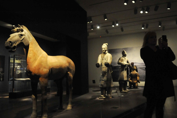 Le 20 février 2013, deux visiteurs admirent des guerriers chinois en terre cuite lors de l'ouverture de l'exposition aux médias, des reliques de la dysnastie chinoise des Qin, dans le Musée américain d'Art asiatique à San Francisco. (Photo : Xinhua)