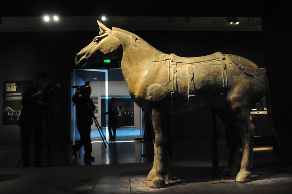 Le 20 février 2013, deux visiteurs admirent des guerriers chinois en terre cuite lors de l'ouverture de l'exposition aux médias, des reliques de la dysnastie chinoise des Qin, dans le Musée américain d'Art asiatique à San Francisco. (Photo : Xinhua)