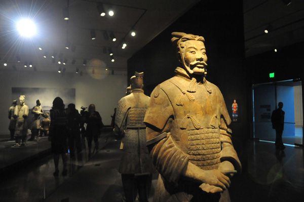 Le 20 février 2013, deux visiteurs admirent des guerriers chinois en terre cuite lors de l'ouverture de l'exposition aux médias, des reliques de la dysnastie chinoise des Qin, dans le Musée américain d'Art asiatique à San Francisco. (Photo : Xinhua)