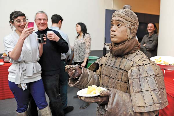 Un acteur vêtu comme un guerrier en terre cuite a attiré l'attention des visiteurs lors de la première exposition des reliques de la dynastie chinoise des Qin (221-206 av. J.-C.) ouverte aux médias, mercredi 20 février 2013, à San Franscisco aux Etats-Unis. (Photo : Chen Gang/China News Service)