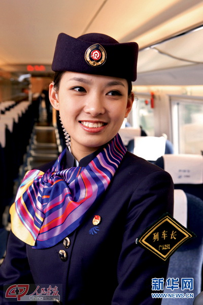 Une jeune et jolie nouvelle chef de cabine du train à grande vitesse Beijing-Guangzhou. (Photo Yuan Ruilun)