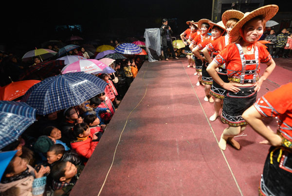 Les femmes d'un village dansent lors d'une soirée de la Fête du Printemps, trois jours avant la Fête des Lanternes, dans le village de Daishi, dans le Comté de Wuyi, dans la Province du Zhejiang, dans l'Est de la Chine, le 21 février 2013. [Photo / Xinhua]