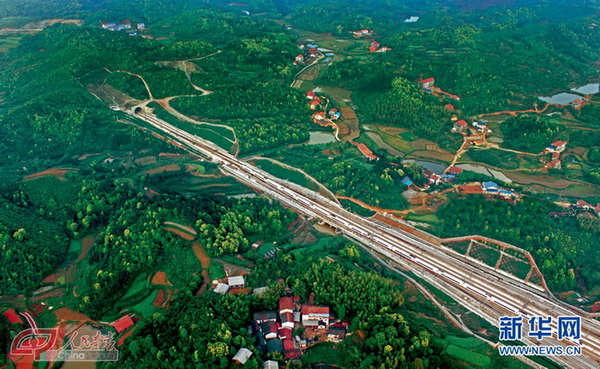 La ligne ferroviaire à grande vitesse Beijing-Guangzhou traverse le Fleuve Yangtsé, le Fleuve Jaune, les Monts Songshan, des plaines, des collines, les Monts Dabie et Dayao, ainsi que plus de 200 tunnels très longs, moyennement longs et courts. (Photo Yuan Ruilun)