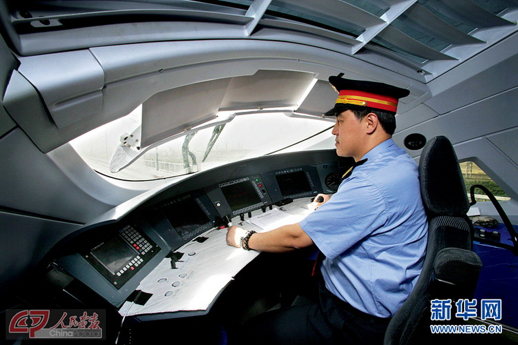 Li Dongxiao, responsable de la formation au dép?t de locomotives de Beijing, également travailleur modèle et député au 18e Congrès, procède à des essais avant la mise en circulation officielle du train à grande vitesse. (Photo Yuan Ruilun)