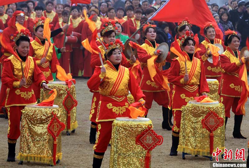 Danse du dragon pour célébrer la fête des Lanternes (4)