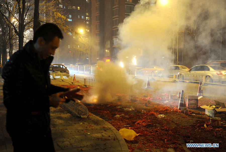 Les célébrations de la Fête du Printemps s'achèvent à Beijing dans le brouillard 