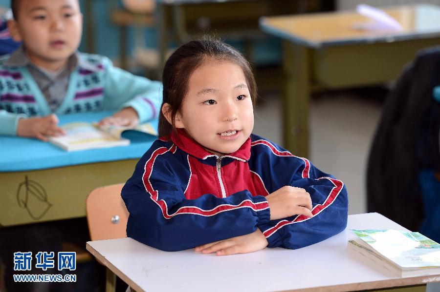 Lundi 25 janvier, à l'école primaire Chengguan du district autonome mongol de Hoboksar au Xinjiang, Sorema, une élève mongole de première année est en classe. (Photo : Xinhua / Shadati)