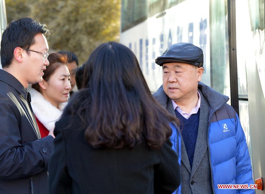 Mo Yan, le lauréat du prix Nobel de littérature 2012 et membre du 12e Comité national de la Conférence consultative politique du peuple chinois (CCPPC), arrive dans un h?tel reservé aux membres de la CCPPC à Beijing, le 1er mars 2013. La première session du 12e Comité national de la CCPPC s'ouvrira le 3 mars.