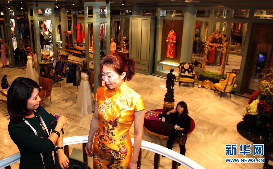 Une photo prise le 2 mars 2013, qui montre l'intérieur du magasin amiral ? Chinese Bride ?(? jeune mariée chinoise ?) au n ° 22 Waitan à Shanghai, dans l’Est de la Chine. [Photo / Xinhua]