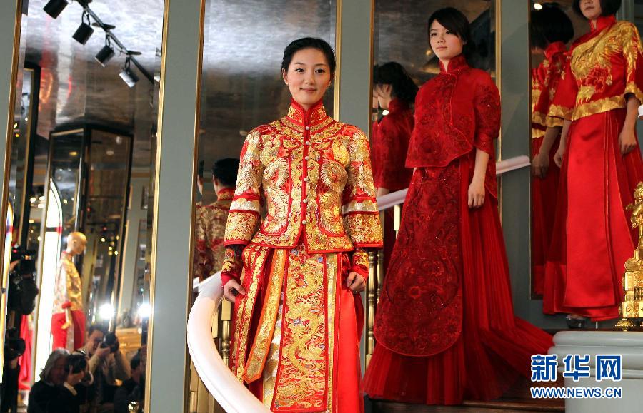 Des mannequins présentent les créations de la styliste Guo Pei à la boutique amiral de ? Chinese Bride? n ° 22 Waitan, à Shanghai, dans l'Est de la Chine, le 2 mars 2013. [Photo / Xinhua]