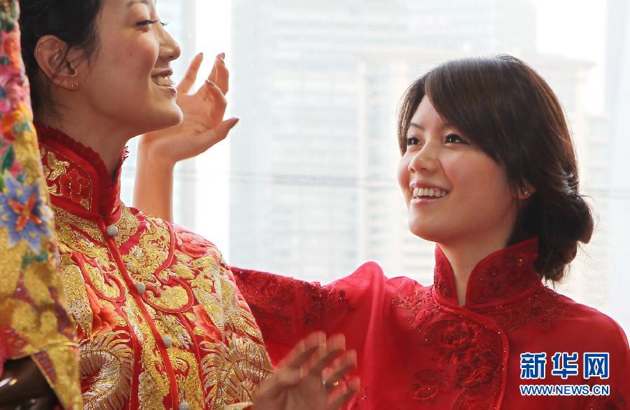 Des mannequins présentent les créations de la styliste Guo Pei à la boutique amiral de ? Chinese Bride? n ° 22 Waitan, à Shanghai, dans l'Est de la Chine, le 2 mars 2013. [Photo / Xinhua]