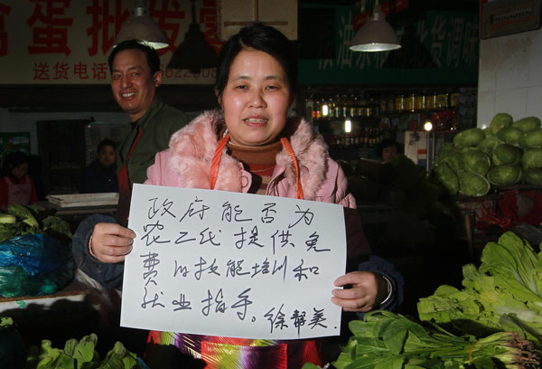 ?J'espère que le gouvernement pourra offrir des formations gratuites et une orientation professionnelle pour la prochaine génération d'agriculteurs?,a inscrit Xu Bangmei, un vendeur de légumes sur un morceau de papier à Shanghai, le 28 février 2013. Xu a deux fils, tous deux dipl?més d'une formation professionnelle pour travailler dans des restaurants. [Photo/Xinhua]