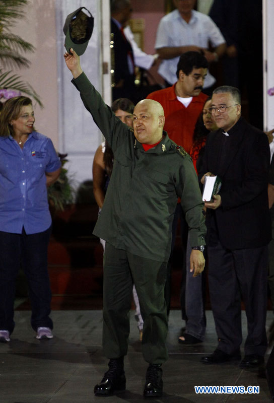 Photo prise le 2 septembre 2011 fournie par la présidence du Venezuela montrant le président Hugo Chavez saluant ses partisans après avoir quitté l'h?pital militaire de Carlos Arevalo au Palais de Miraflores, à Caracas, capitale du Venezuela. Le président vénézuélien Hugo Chavez est décédé le 5 mars 2013 à 16h25 (heure locale), selon un message du vice-président vénézuélien Nicolas Maduro diffusé à l'échelle nationale. (Photo : Juan Carlos Hernandez)