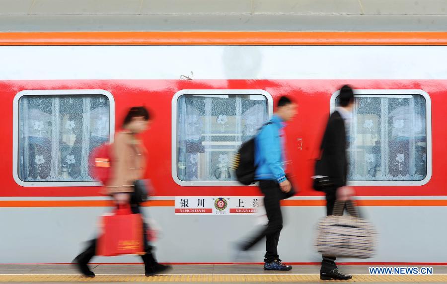 Des passagers s'apprêtent à monter dans un train, à la gare de Yinchuan, capitale de la région autonome Hui du Ningxia (nord-ouest), le 6 mars 2013.  (Photo : Peng Zhaozhi)