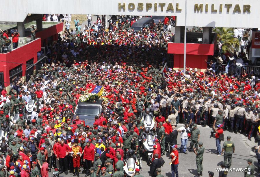 Le 6 mars 2013 dans les rues de Caracas, capitale vénézuélienne, des habitants accompagnent le cortège funéraire de leur défunt président Hugo Chavez. (Xinhua/AVN)