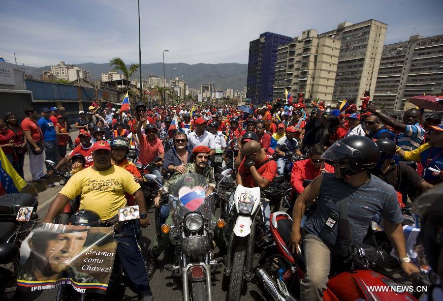 Le 6 mars 2013 à Caracas, capitale vénézuélienne, des membres de la Garde nationale vénézuélienne forment une barrière de sécurité pour contenir la foule des deux c?tés du cortège funéraire de leur défunt président Hugo Chvez. (Xinhua/Juan Carlos Hernandez)