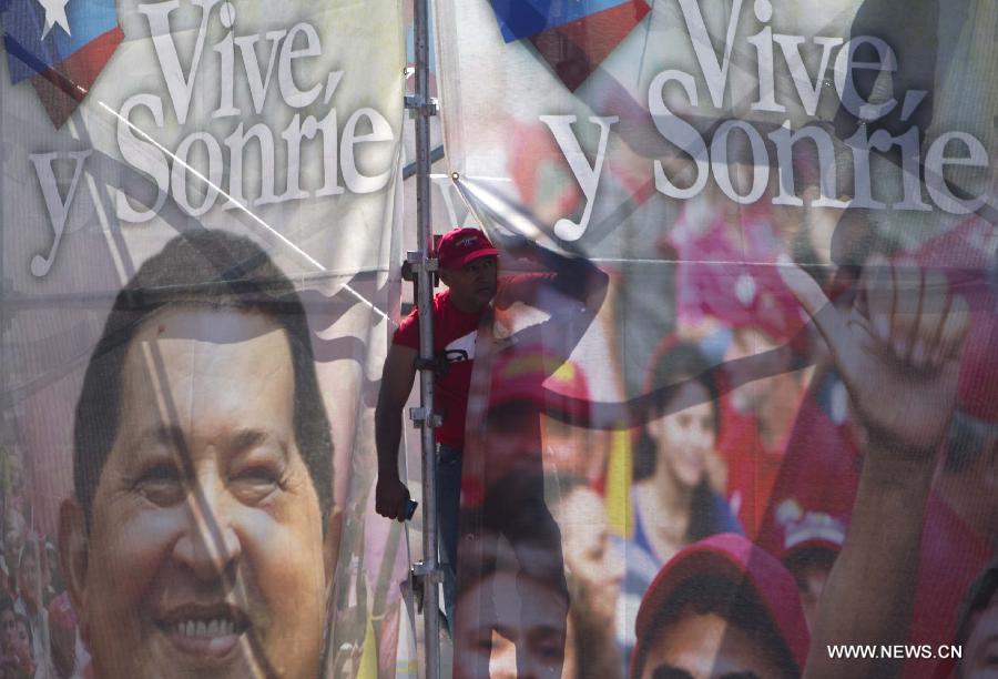 Le 6 mars 2013 à Caracas, capitale vénézuélienne, des membres de la Garde nationale vénézuélienne forment une barrière de sécurité pour contenir la foule des deux c?tés du cortège funéraire de leur défunt président Hugo Chvez. (Xinhua/Juan Carlos Hernandez)