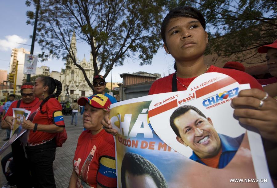 Le 6 mars 2013 dans les rues de Caracas, capitale vénézuélienne, des habitants accompagnent le cortège funéraire de leur défunt président Hugo Chavez. (Xinhua/AVN)