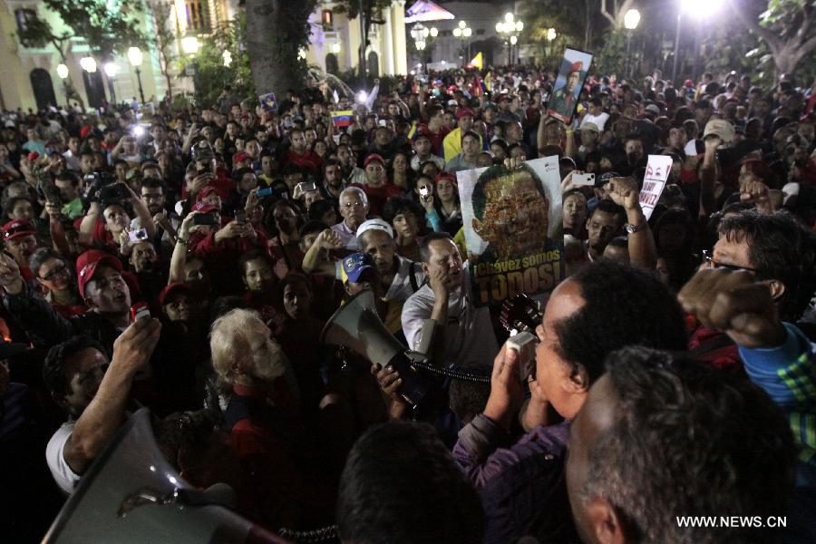 Le 6 mars 2013 dans les rues de Caracas, capitale vénézuélienne, des habitants accompagnent le cortège funéraire de leur défunt président Hugo Chavez. (Xinhua/AVN)