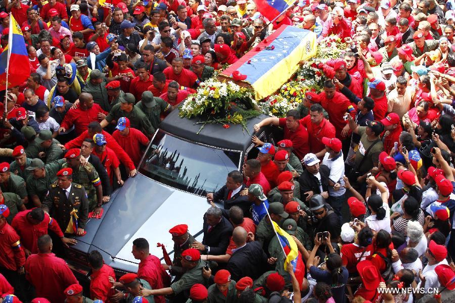 Le 6 mars 2013 dans les rues de Caracas, capitale vénézuélienne, des habitants accompagnent le cortège funéraire de leur défunt président Hugo Chavez. (Xinhua/AVN)