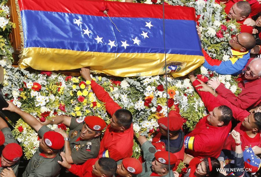 Le 6 mars 2013 dans les rues de Caracas, capitale vénézuélienne, des habitants accompagnent le cortège funéraire de leur défunt président Hugo Chavez. (Xinhua/AVN)