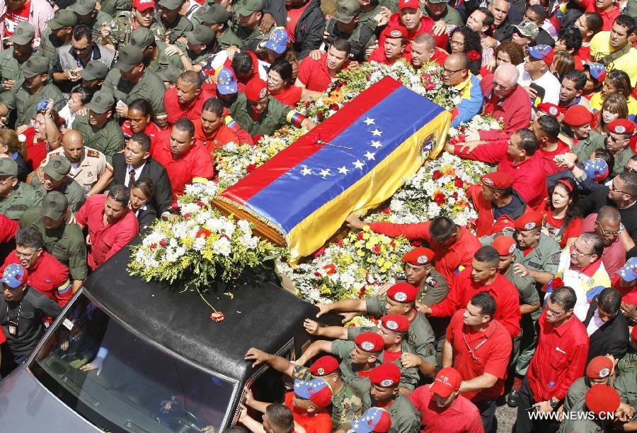 Le 6 mars 2013 dans les rues de Caracas, capitale vénézuélienne, des habitants accompagnent le cortège funéraire de leur défunt président Hugo Chavez. (Xinhua/AVN)